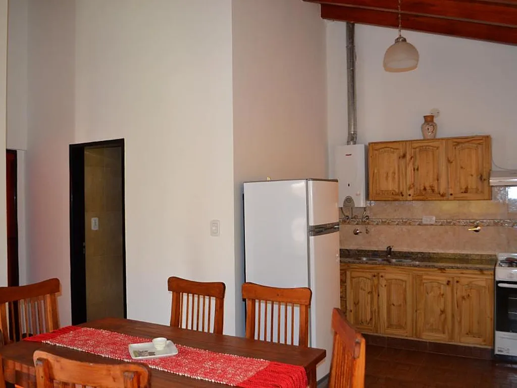Cocina equipada con mesa de madera, Aguas Mornas, cabañas en Mina Clavero