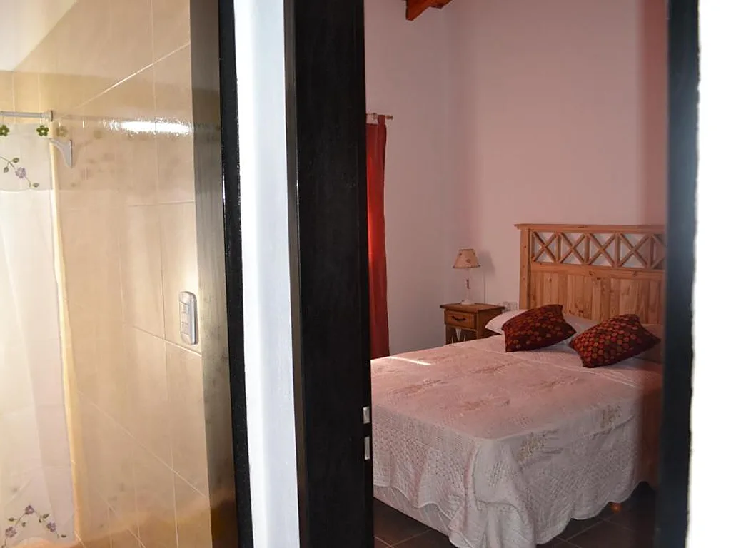 Baño con antebaño y habitación, Aguas Mornas, cabañas en Mina Clavero
