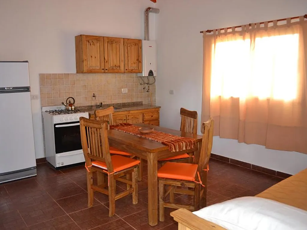 Cocina comedor amplia de la cabaña familiar, Aguas Mornas, cabañas en Mina Clavero