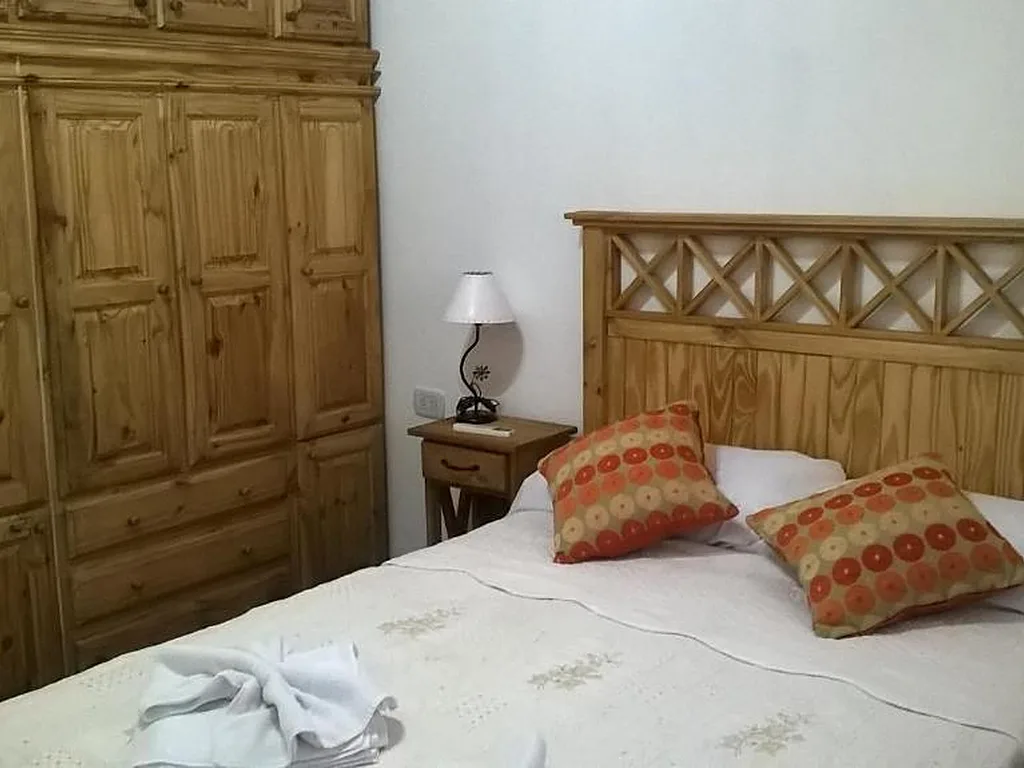 Habitación matrimonial con placard de pino, Aguas Mornas, cabañas en Mina Clavero