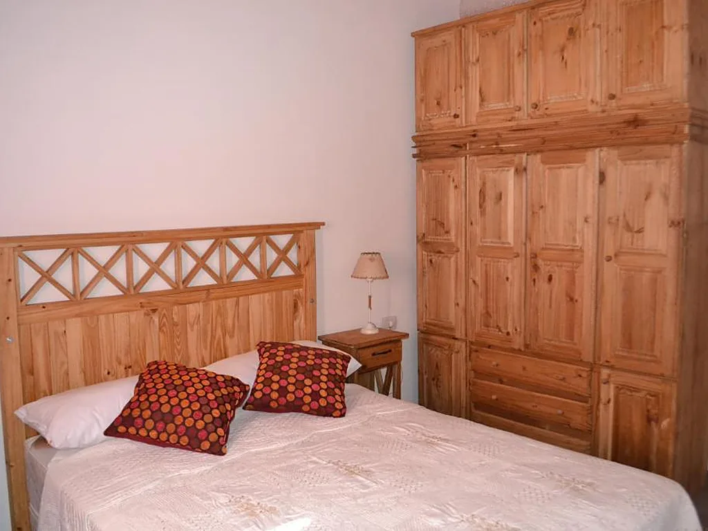 Habitación matrimonial con mesas de luz, Aguas Mornas, cabañas en Mina Clavero